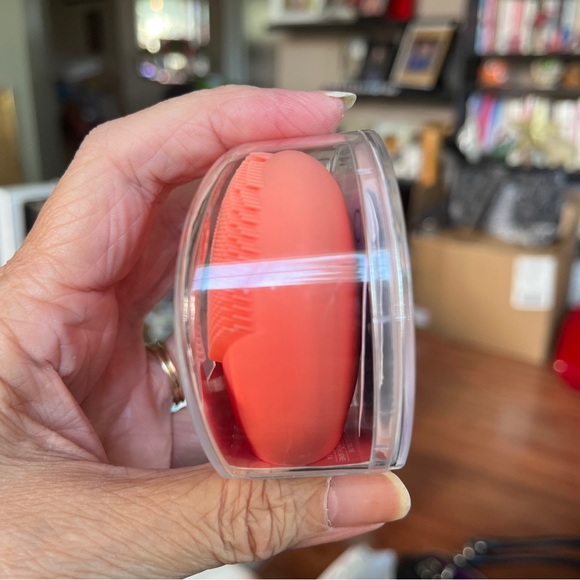 Foreo Luna Play Plus 2 in colour.  Orange.  New Sealed. - Picture 2 of 5